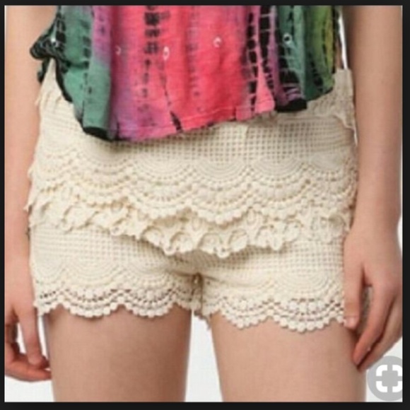 Urban Outfitters Pins & Needles Crochet Lace Ivory Tap Shorts Size 4 - Picture 3 of 8